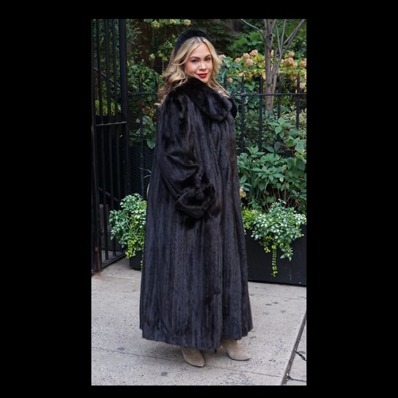 Plus Size Pre-Owned Ranch Mink Coat Size 16-20 - Picture 5 of 6